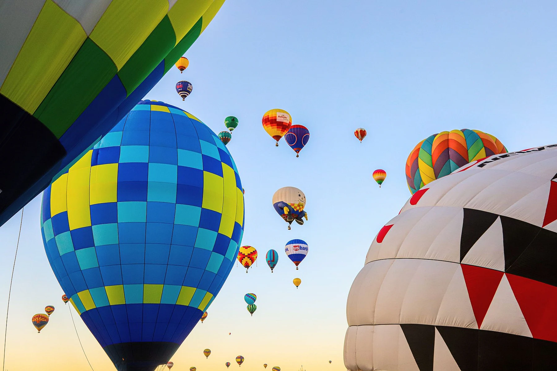 Heißluftballons über Albuquerque, das Wahrzeichen der Stadt.