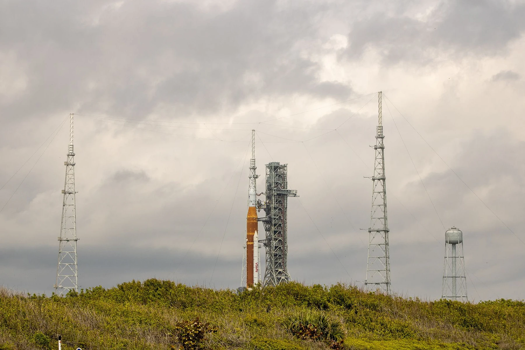Eine Rakete auf der Startrampe an Floridas Weltraumküste.