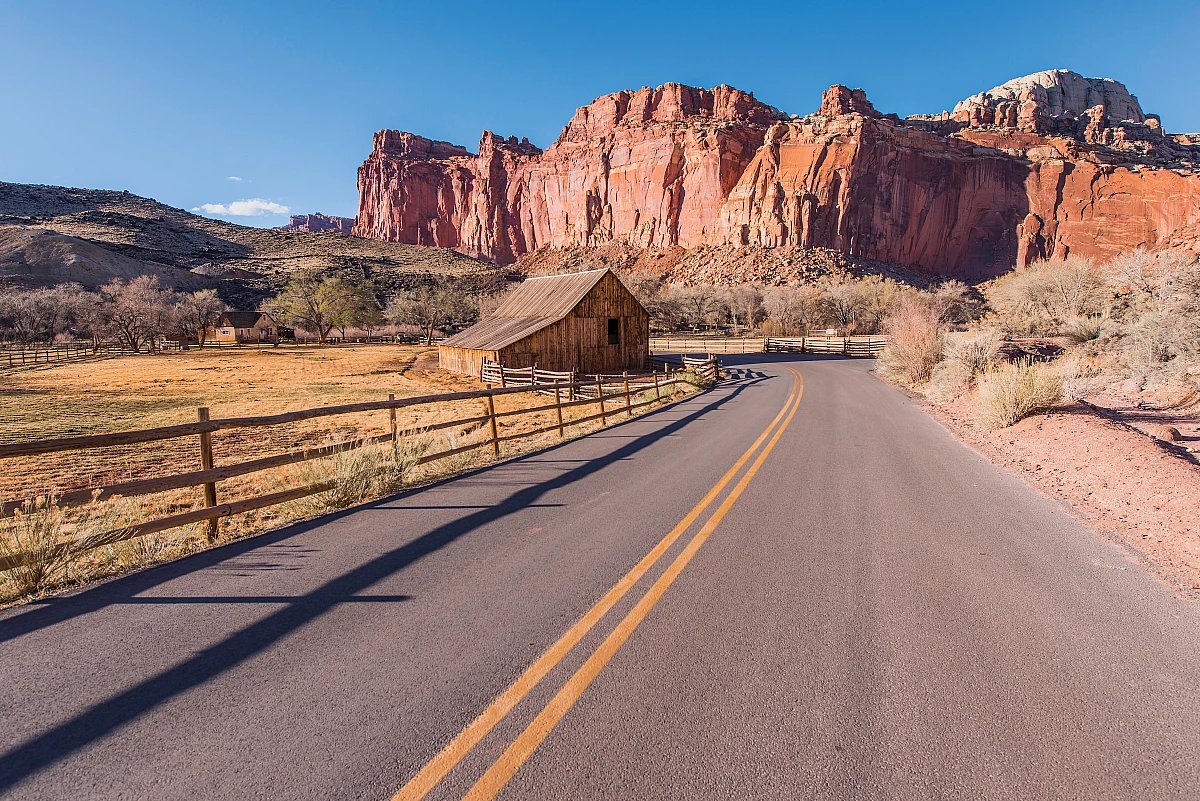 Leuchtend rote Felswände und kaum ein Mensch, das ist Capitol Reef.