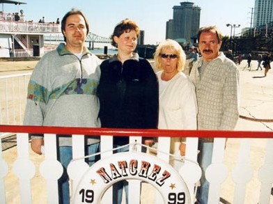 Die ganze Familie vor dem Schaufelraddampfer Natchez, Yvonne, Mom, Dad und ich