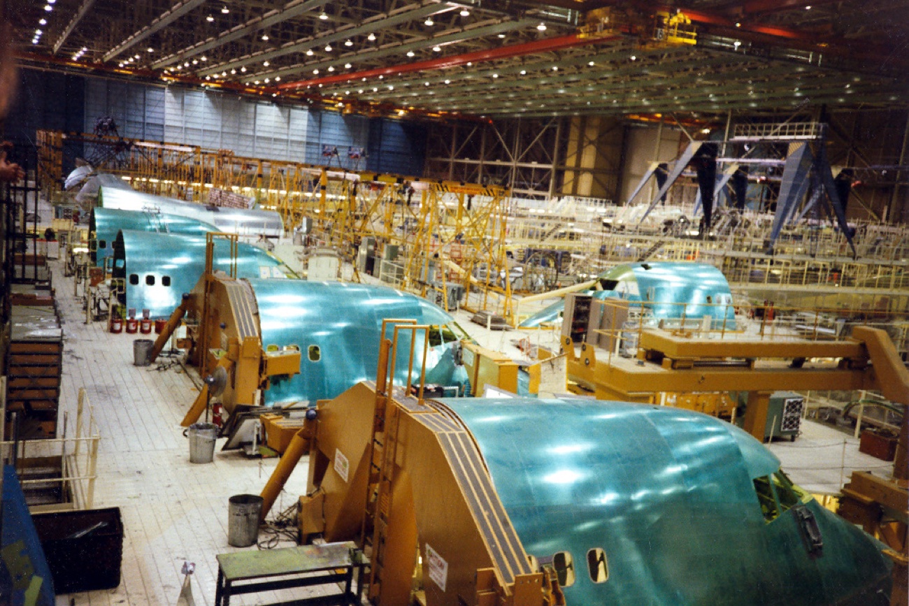 Die Boeing-Werke in Everett bei Seattle, ganze Flugzeugrümpfe stehen in der riesigen Halle
