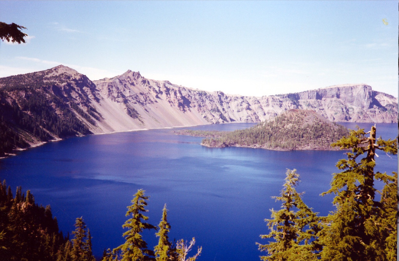 Der Crater Lake in Oregon mit der Wizard Island, dieses unnatürliche Blau habe ich so nie wieder gesehen