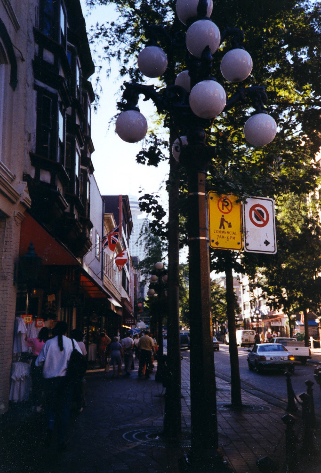 Unterwegs im historischen Gastown, dem alten Backsteinviertel von Vancouver mit den gusseisernen Laternen
