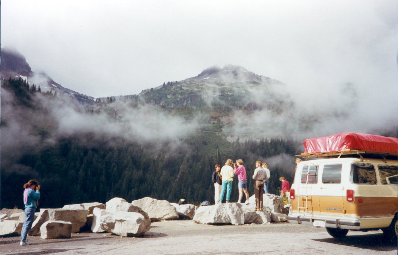 Fotostop am Mount Rainier, unser Van im Nebel der Passstraße