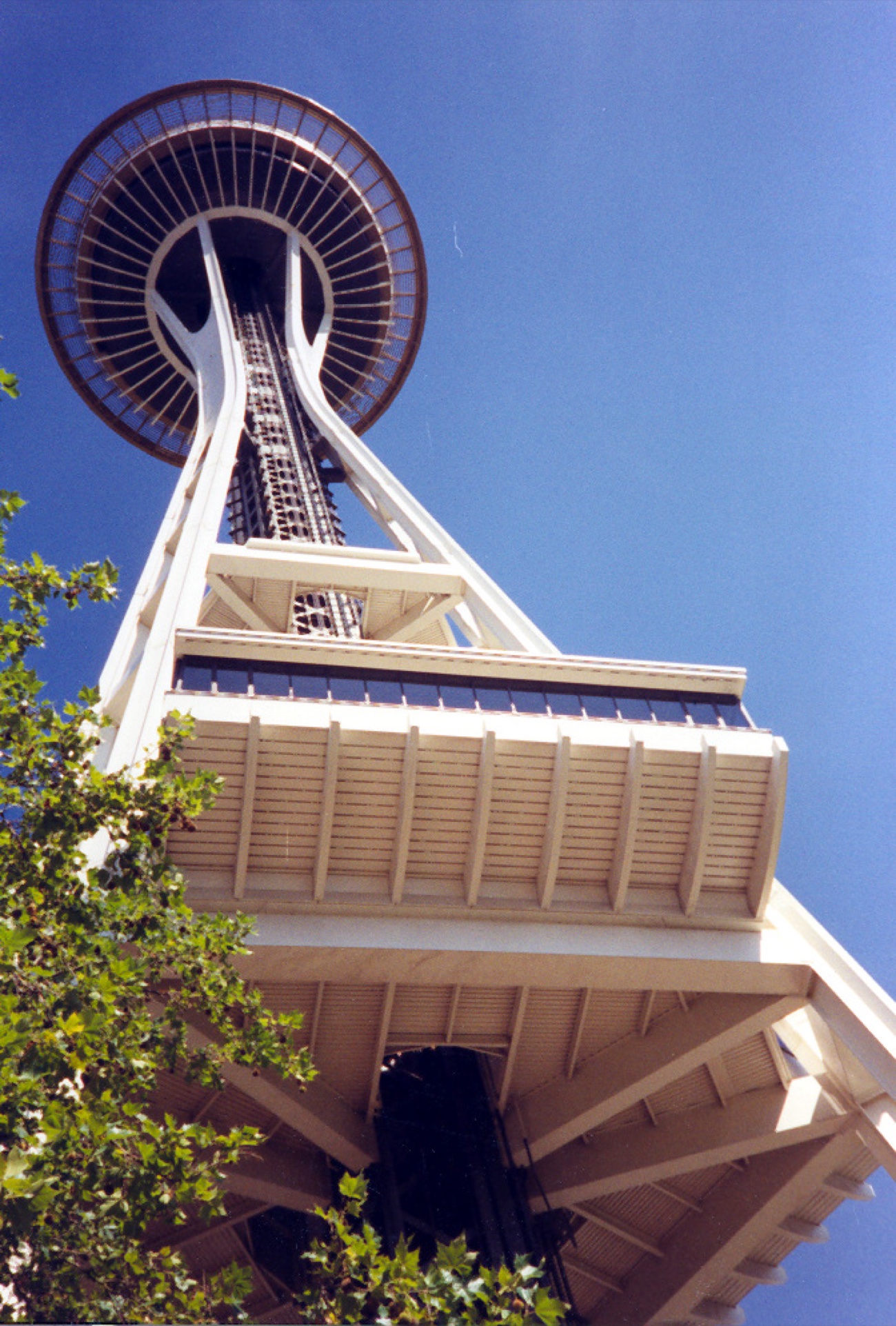 Die Space Needle im Seattle Center, von unten fotografiert an unserem Sonntag in der Stadt