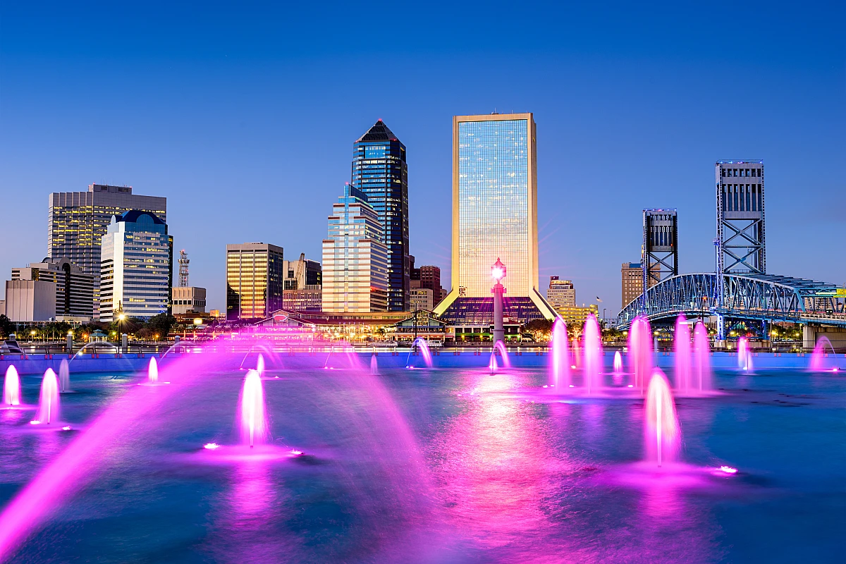 Die Skyline von Jacksonville am St. Johns River.