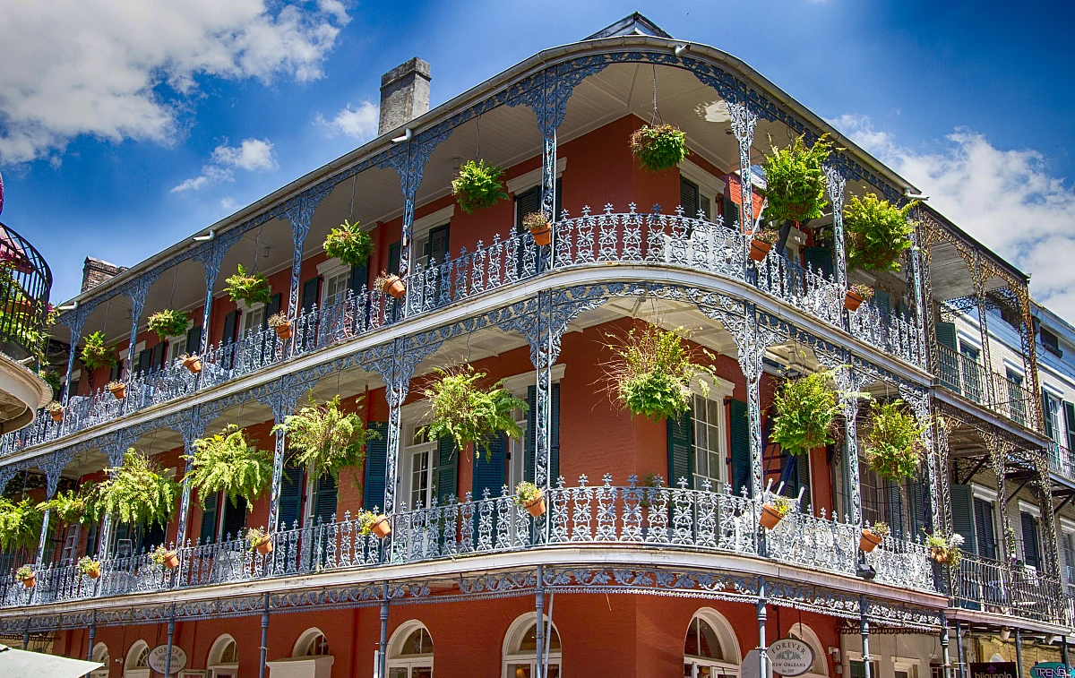 Schmiedeeiserne Balkone, Jazz und die berühmte Streetcar, das ist New Orleans.