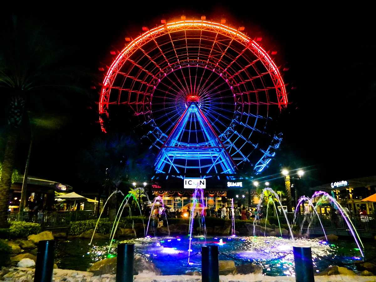 Das Riesenrad an der International Drive, Orlandos Vergnügungsmeile.