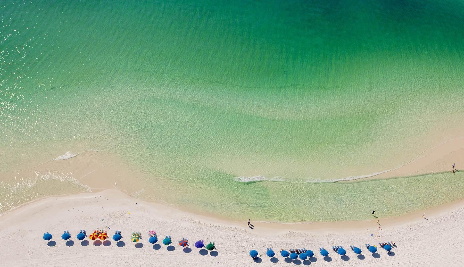 Weißer Sand und smaragdgrünes Wasser an der Emerald Coast.