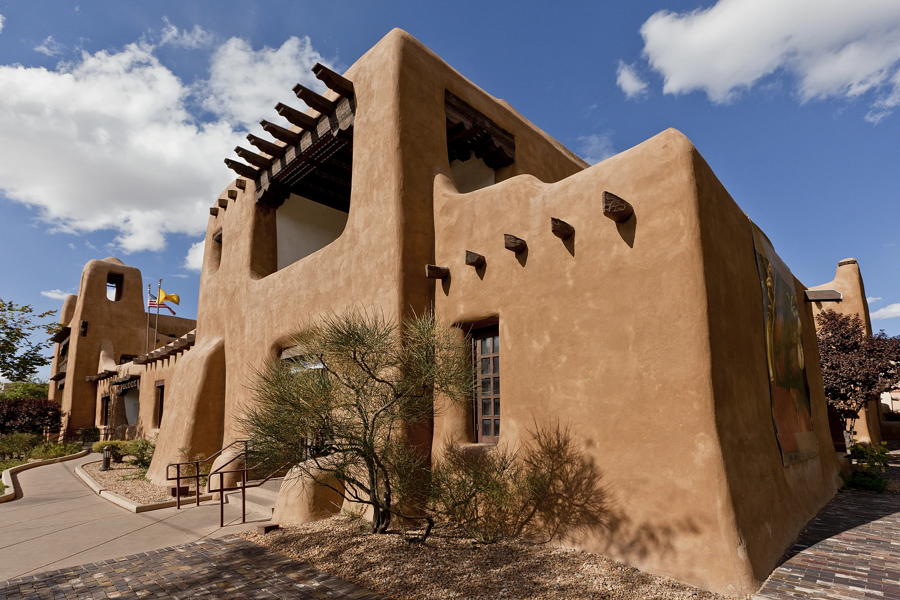 Erdfarbene Adobe-Architektur prägt das Stadtbild von Santa Fe.