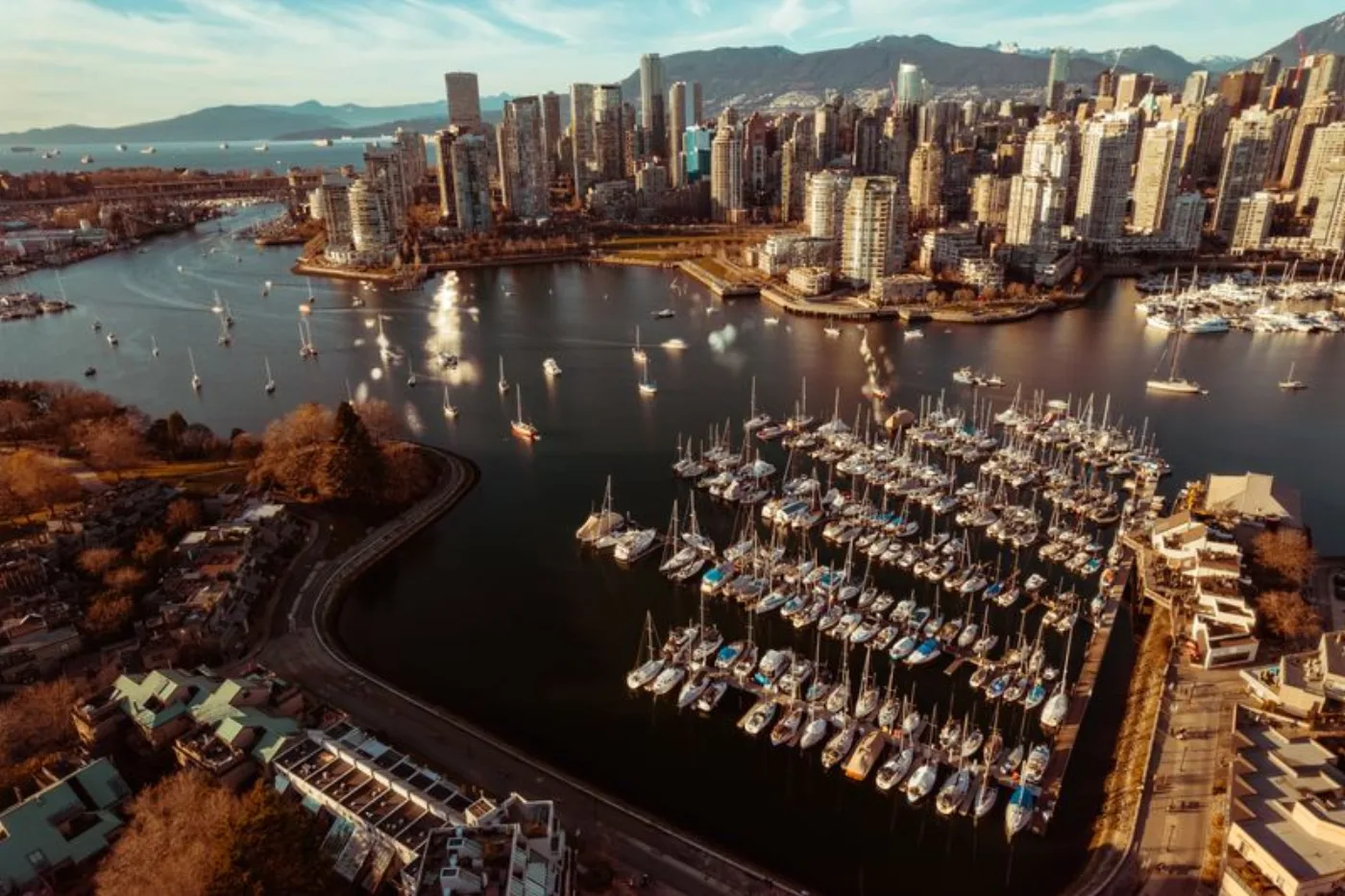 Die Skyline von Vancouver vor den Bergen.