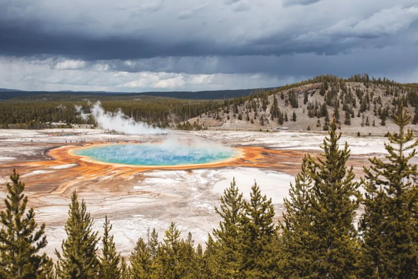 Die Grand Prismatic Spring, Yellowstones farbenprächtigste heiße Quelle.