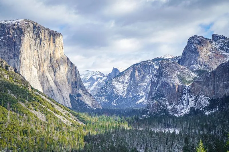 Bis zu tausend Meter hohe Granitwände säumen das Yosemite Valley.