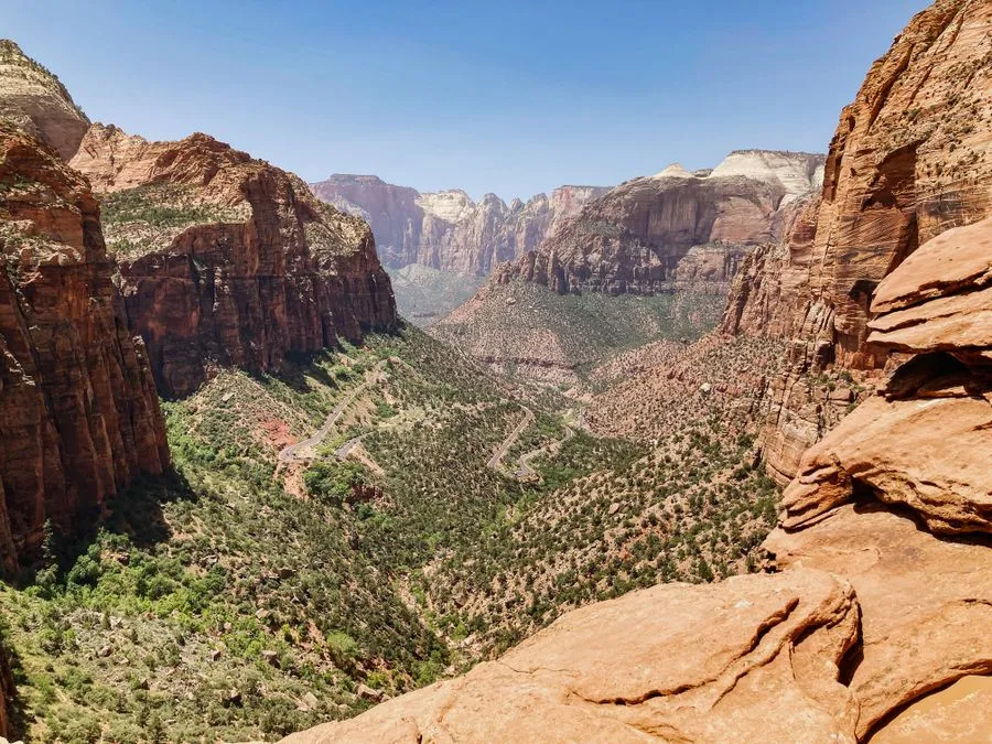 Senkrechte rote Wände, grünes Tal, der Fluss mittendrin, das ist Zion.